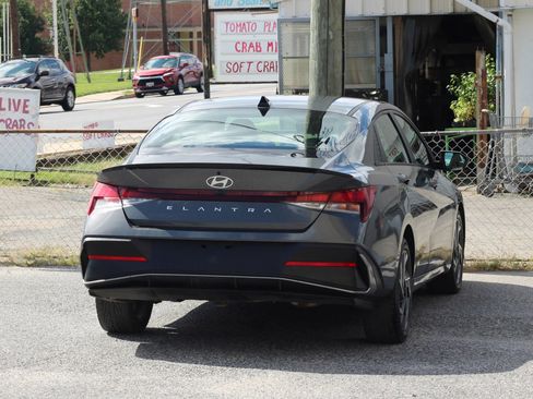 Used 2025 Hyundai Elantra Sport FWD image 8