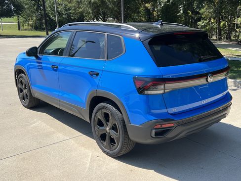 Certified 2025 Volkswagen Taos SE image 8
