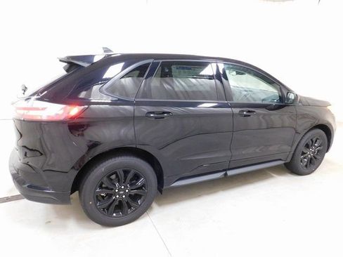 Used 2024 Ford Edge SE w/ Black Appearance Package image 3