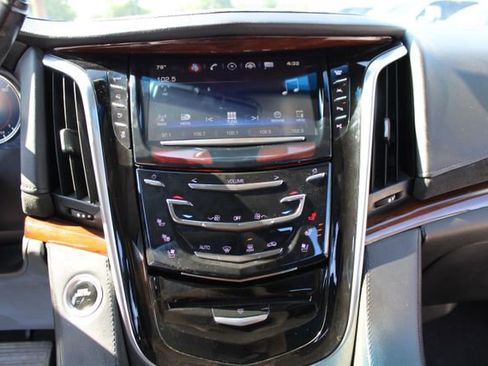 Used 2019 Cadillac Escalade ESV Luxury RWD image 27
