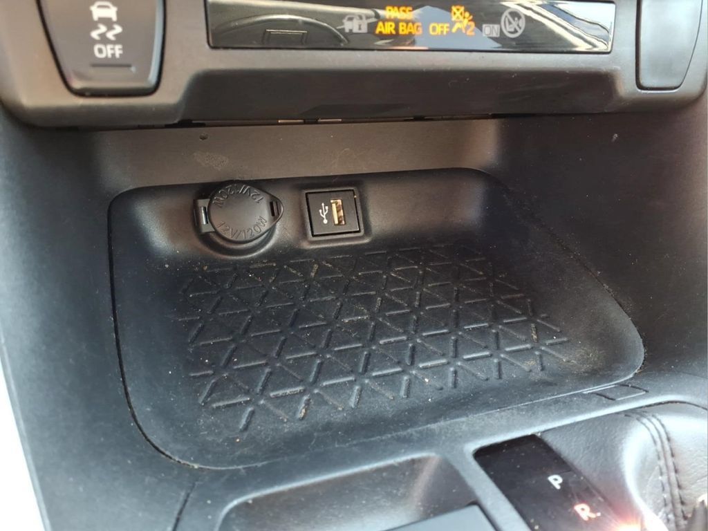 Used 2025 Toyota RAV4 XLE AWD/4WD image 12
