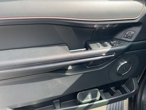 Used 2022 Ford Expedition Limited image 11