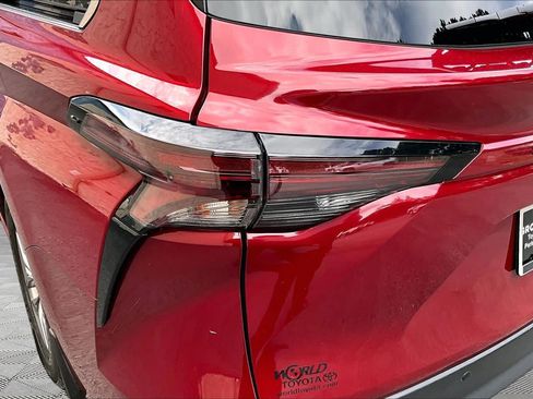 Used 2024 Toyota Sienna XLE FWD image 29