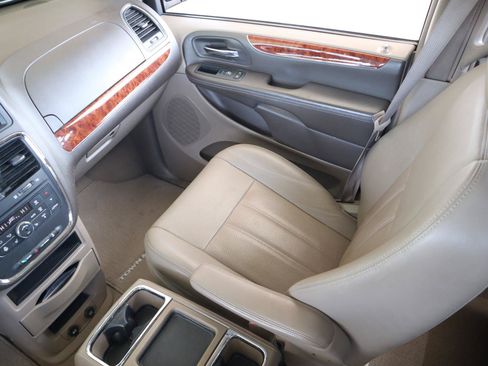 Used 2016 Chrysler Town & Country Touring-L w/ Driver Convenience Group FWD image 18