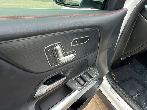 Used 2021 Mercedes-Benz GLB 250 GLB 250 image 14