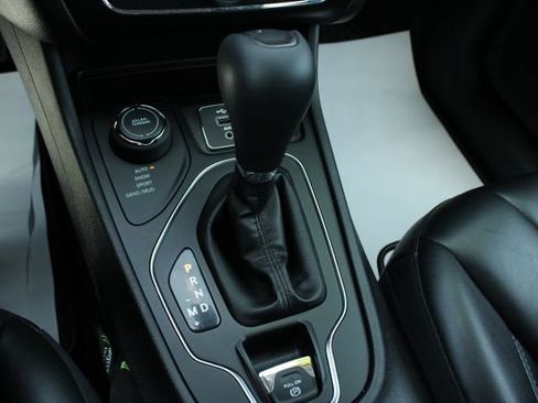 Used 2019 Jeep Cherokee Latitude Plus w/ Comfort/Convenience Group AWD/4WD image 17