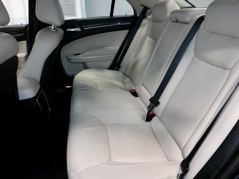 Used 2018 Chrysler 300 Touring L image 22