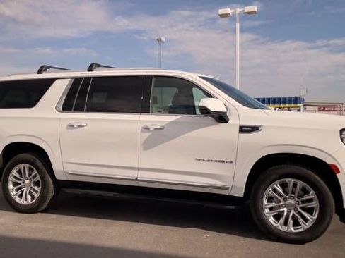 Used 2024 GMC Yukon XL SLT w/ SLT Luxury Package AWD/4WD image 3
