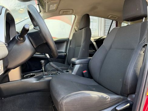 Used 2018 Toyota RAV4 LE AWD/4WD image 10