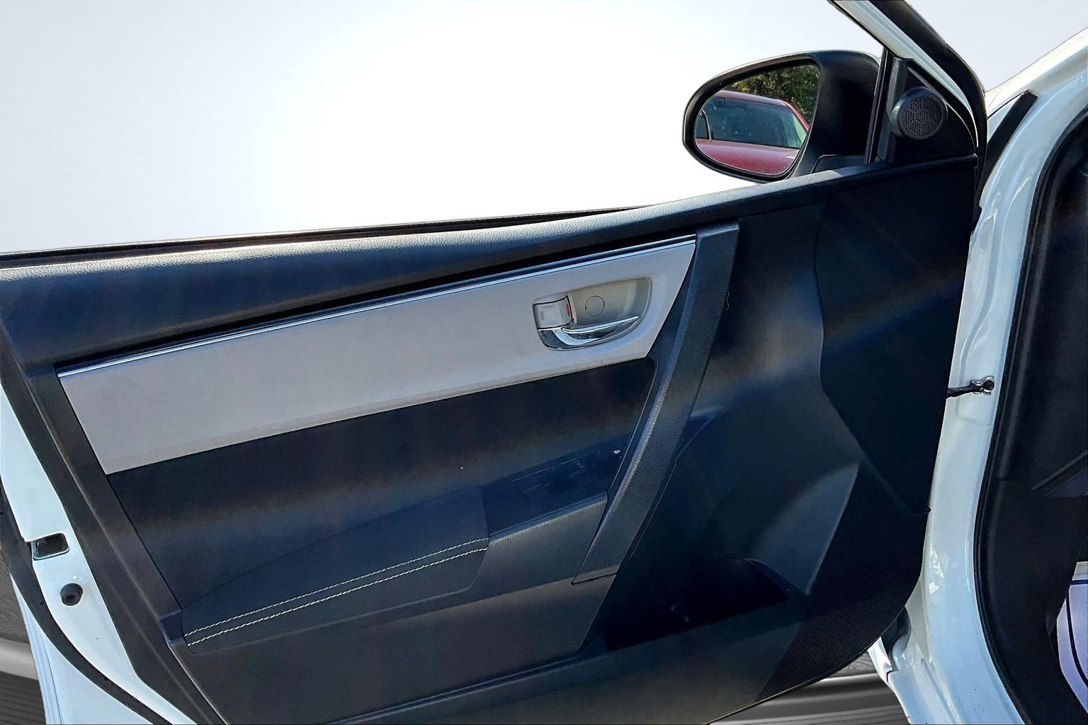 Used 2017 Toyota Corolla LE FWD image 18