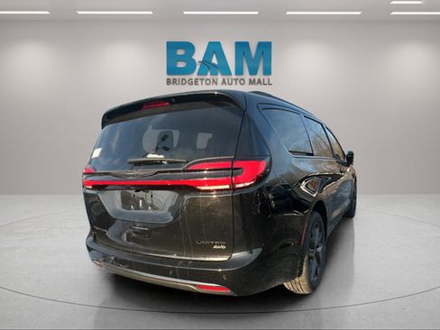 New 2026 Chrysler Pacifica Limited image 7