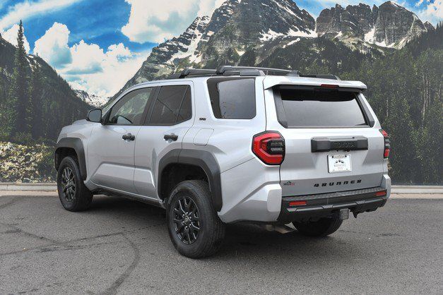 Used 2025 Toyota 4Runner SR5 AWD/4WD image 9
