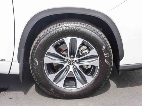 Certified 2024 Toyota Highlander XLE AWD/4WD image 11