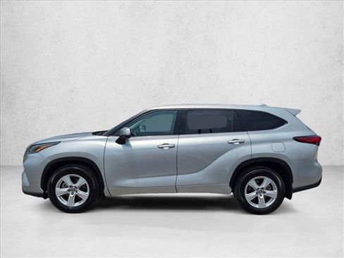 Used 2021 Toyota Highlander LE AWD/4WD image 9