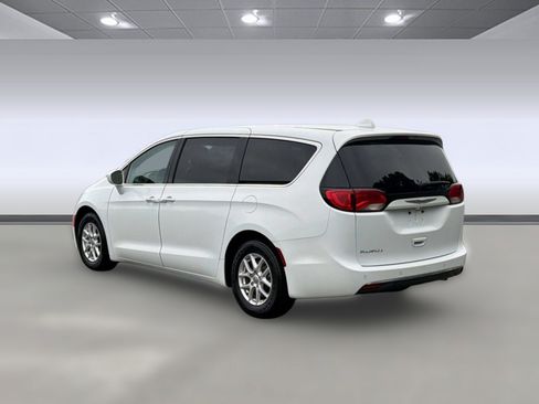 Used 2020 Chrysler Pacifica Touring FWD image 3