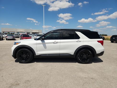 Used 2021 Ford Explorer XLT w/ Equipment Group 202A RWD image 4