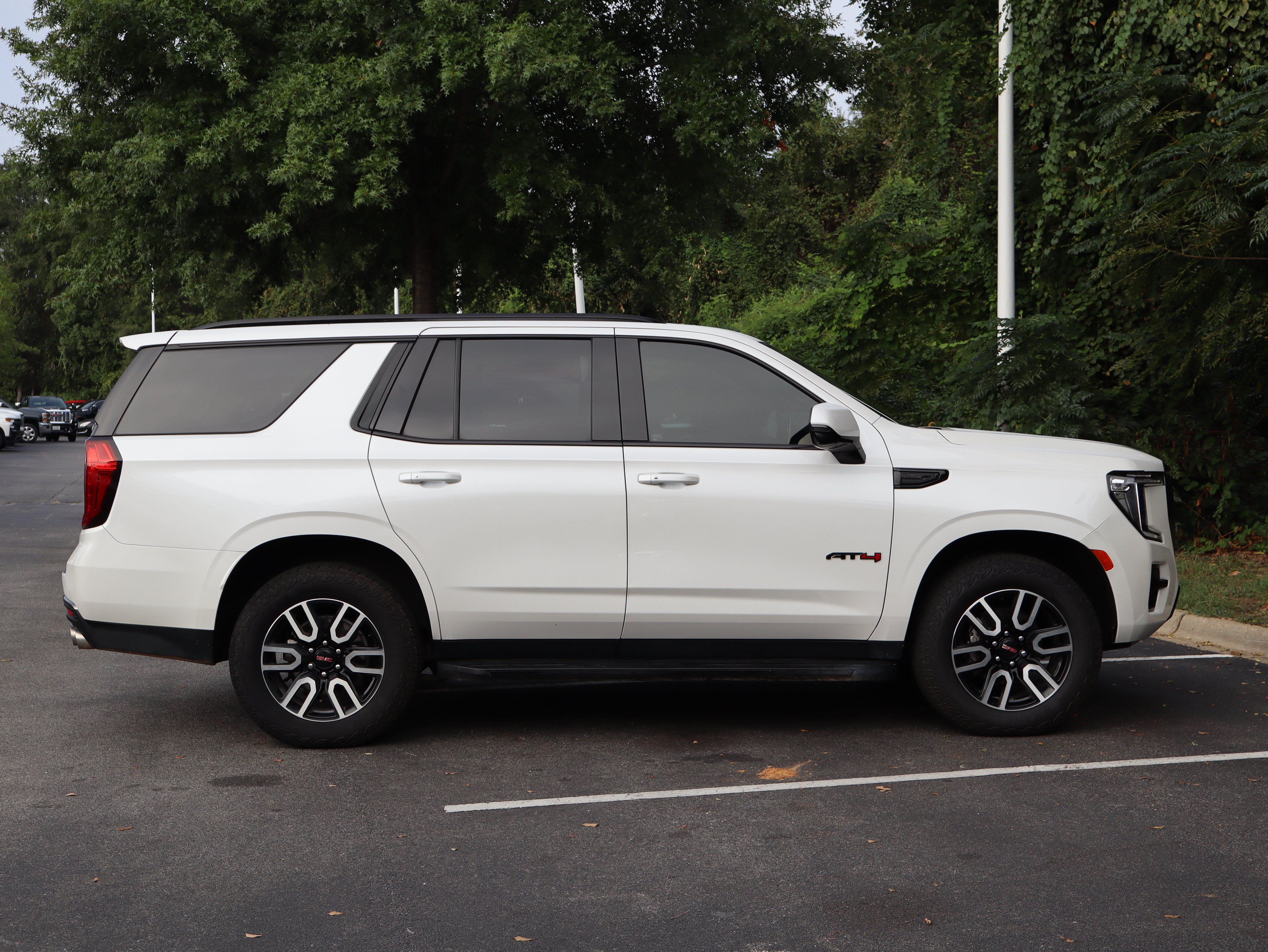Used 2024 GMC Yukon AT4 w/ Technology Package AWD/4WD image 10