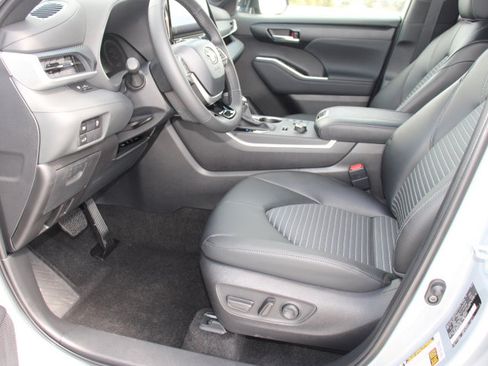 Certified 2025 Toyota Highlander XSE image 11
