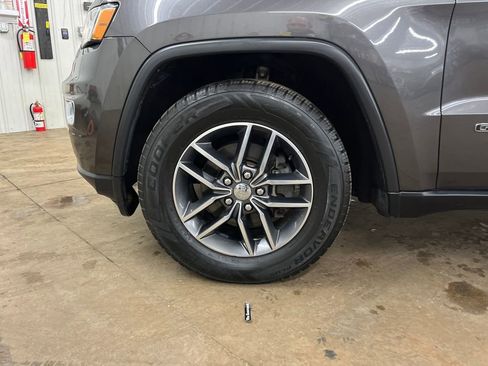 Used 2017 Jeep Grand Cherokee Limited image 29