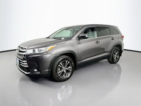 Used 2019 Toyota Highlander LE AWD/4WD image 3
