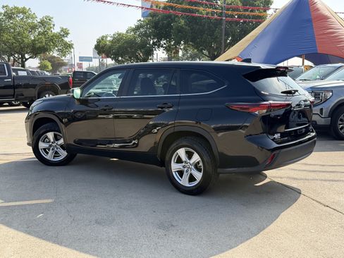 Used 2025 Toyota Highlander LE FWD image 8