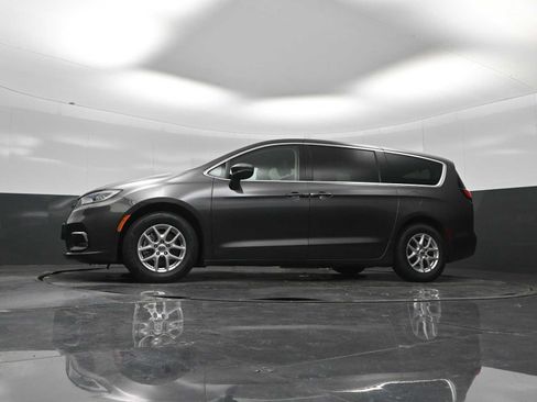 Used 2023 Chrysler Pacifica Touring-L FWD image 54