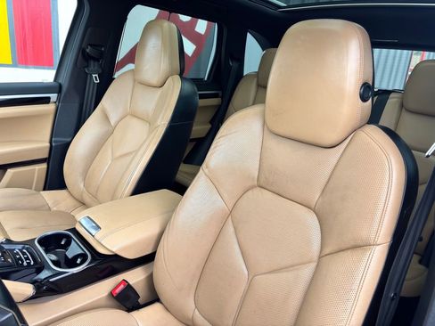 Used 2017 Porsche Cayenne S w/ Premium Plus Package AWD/4WD image 18