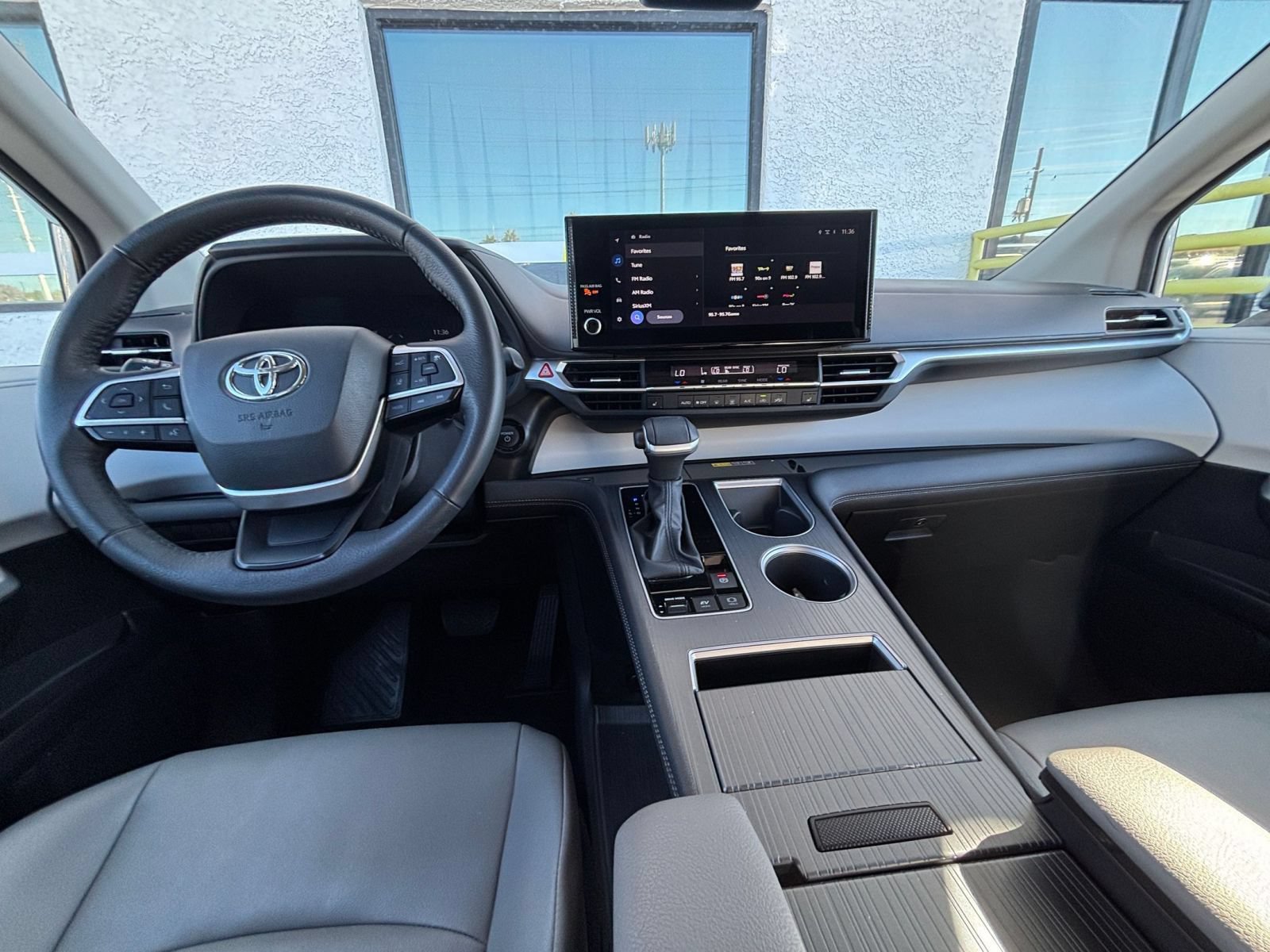 Used 2025 Toyota Sienna XLE FWD image 35