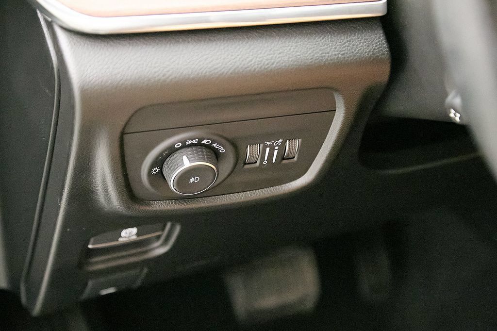 Used 2023 Jeep Grand Cherokee Summit w/ Luxury Tech Group V AWD/4WD image 13