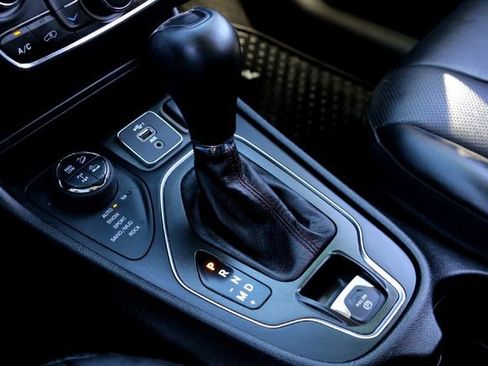 Used 2021 Jeep Cherokee Trailhawk w/ Premium Leather Package image 17