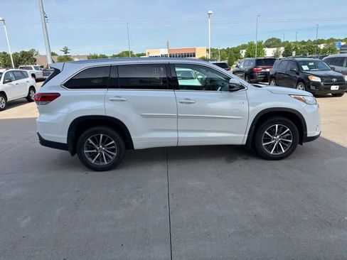 Used 2017 Toyota Highlander XLE w/ Protection Package #3 AWD/4WD image 4