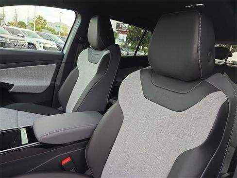 New 2025 Volkswagen ID.4 Pro image 17