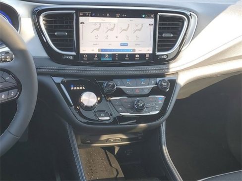 New 2026 Chrysler Pacifica Limited w/ Uconnect Theater Family Group image 46