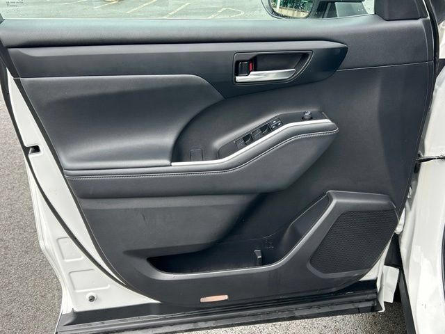 Used 2022 Toyota Highlander XLE AWD/4WD image 20