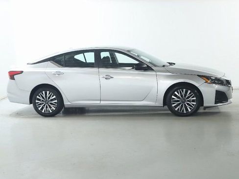 Used 2024 Nissan Altima 2.5 SV image 11