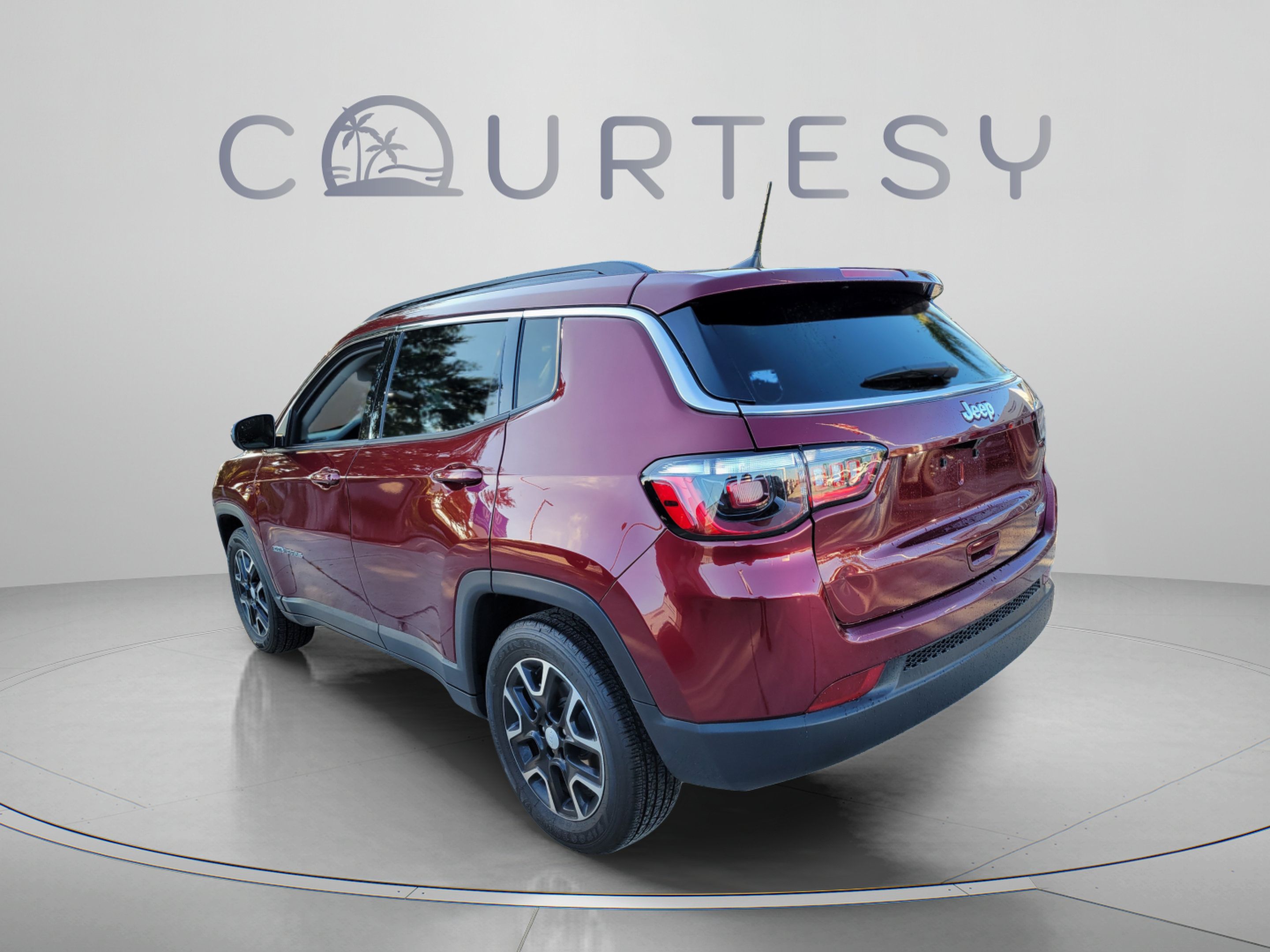 Used 2022 Jeep Compass Latitude FWD image 2