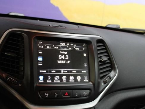 Used 2017 Jeep Cherokee Trailhawk AWD/4WD image 19