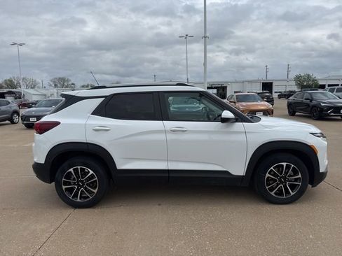 Used 2024 Chevrolet TrailBlazer LT w/ LT Cold Weather Package image 2