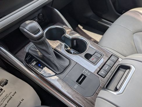 Used 2021 Toyota Highlander Limited FWD image 16