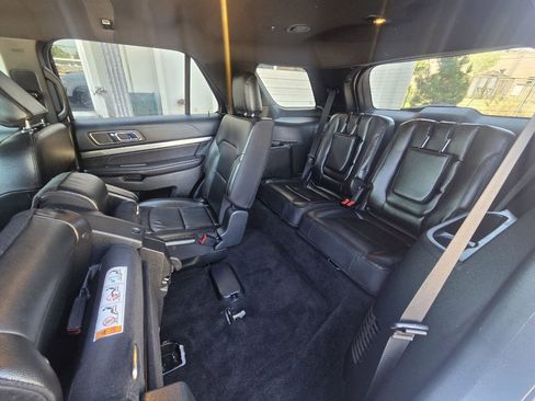 Used 2018 Ford Explorer XLT w/ Equipment Group 202A AWD/4WD image 11