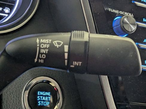 Used 2018 Toyota Camry SE w/ Convenience Package FWD image 14
