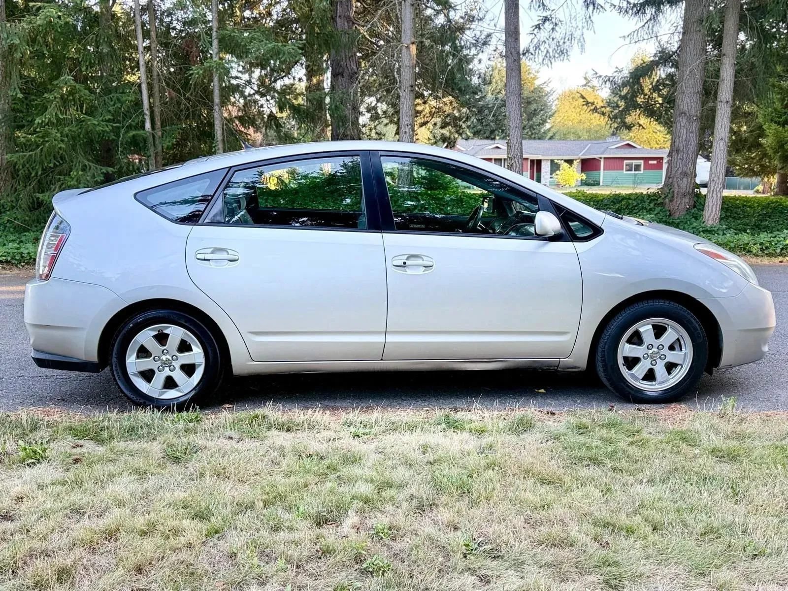 Used 2005 Toyota Prius w/ Pkg 6 FWD image 6