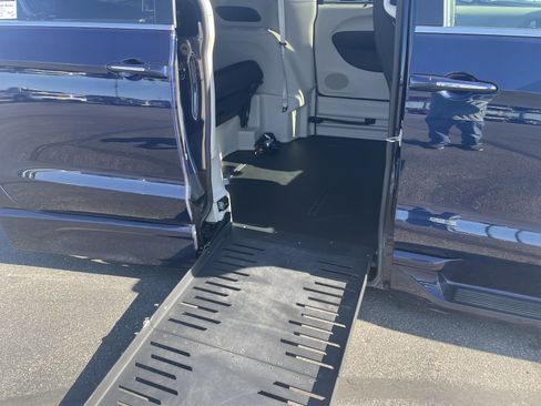 Used 2018 Chrysler Pacifica Touring Plus image 2