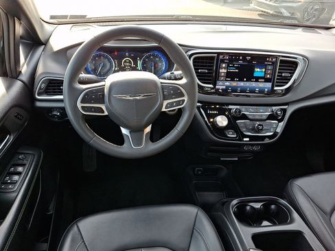 Used 2025 Chrysler Pacifica Select FWD image 12