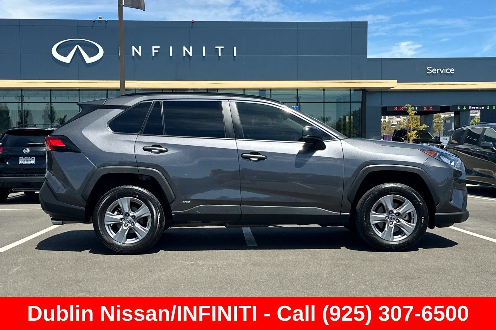 Used 2022 Toyota RAV4 LE AWD/4WD image 3
