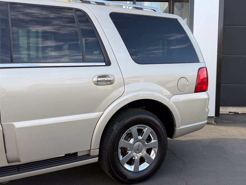 Used 2005 Lincoln Navigator Ultimate AWD/4WD image 6