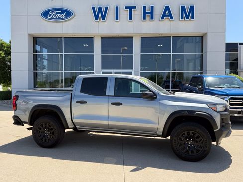 Used 2024 Chevrolet Colorado Trail Boss w/ Technology Package AWD/4WD image 3
