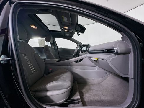 Used 2025 Hyundai Elantra SEL FWD image 31