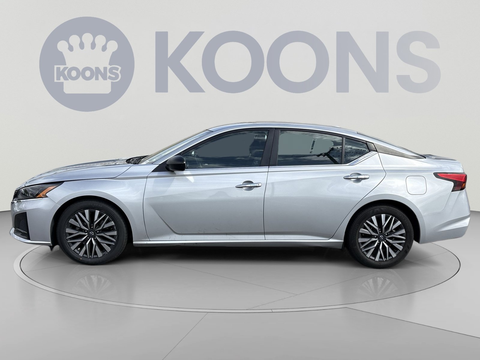 Used 2024 Nissan Altima 2.5 SV FWD image 2