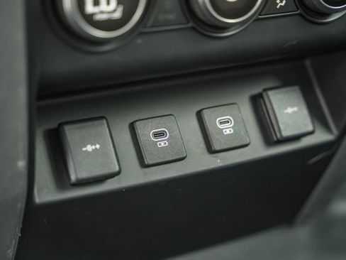 Used 2022 Land Rover Defender 110 SE AWD/4WD image 44